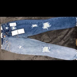 BRAND NEW ⚠️ NEVER WORN ⚠️ “MOM JEANS“